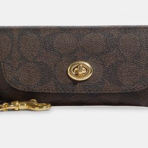 Sunglass Case In Signature Canvas
gold /brown /black